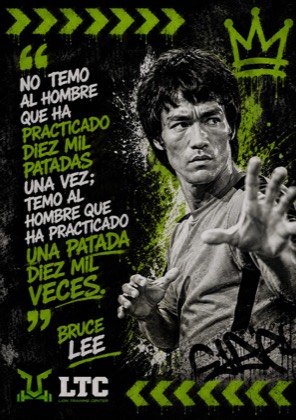 No temo al hombre que ha practicado diez mil patadas una vez; temo al hombre que ha practicado una patada diez mil veces. Frase de Bruce Lee.
