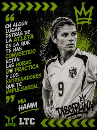 En algún lugar detrás de la atleta en la que te has convertido están las horas de práctica y los entrenadores que te impulsaron. Frase de Mia Hamm.